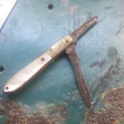 Couteau Pliant Ancien Miniature Nacre.  2lames , oxydé, vendu en l état.  Ouvre et ferme bien, pas de marquage. ...