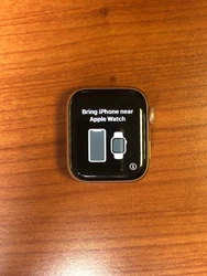 Nous proposons une Apple Watch série 4 40mm PINK GOLD (A2007) bloqué iCloud pour pièces détachées. The screen of...