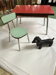 Original et de collection : petite table et chaise en formica miniature dépoque. Peut-être un modèle de maitrise...