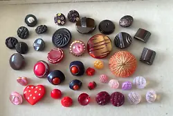 Lot de boutons anciens dans les tons rouge/marron et roseLa photo des 3 petits boutons sont des boutons que jai...