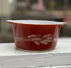 PYREX AUTUMN HARVEST WHEAT BOWL Casserole HANDLES 473-B 1L. No lid No scratches inside the bowlMinor scratching on one...