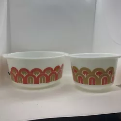 Vintage Pyrex Arches /Fish Scale Bowls Made in USA 343 & 344 1.5 & 3 Quarts 1971. A few scratches to graphic on larger...