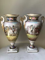 Ancienne paire de vases de Sèvres Empire. original du XIXe siècle. dune part des soldats à cheval, et dautre part...