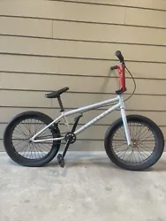 This BMX bike is ready to hit the streets or the skate park. With its durable frame and responsive handling, youll be...