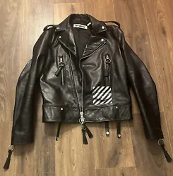 This Off-White Virgil Abloh leather jacket is a must-have for any fashion-forward individual. Made with high-quality...