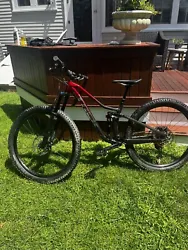 Experience the ultimate mountain biking adventure with the Trek Fuel EX 8 XT 2022. This unisex adult bike boasts a full...