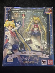 Sailor Moon Crystal Figurine S.H.figuarts 14 Cm. Figurine exposée sous vitrine. Boîte en bon état….envoi soigne...