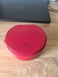 Louis Vuitton etui rond â bijoux en cuir epi rouge 5 x 11 cm.