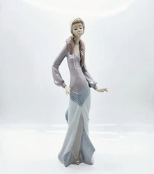 Lladro Claudette Debutante Figurine 5755 Socialite Woman with Pearls Damaged.  Arm broke and was glued back on. Pinky...