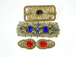 Noté CZECHOSLOVAKIA SUR 2. ANCIENNE BROCHE ART DECO. En métal doré et strass en verre. Longueur maximum 6,4 cm.