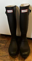 Women’s Hunter Rain Boots Black with White Stripe Size 6m.  These are pr owned and in clean good condition