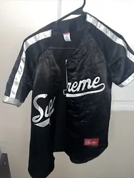 This Supreme baseball jersey is a rare find that every fashion-savvy man should have in his wardrobe. Made from a soft...