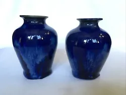 Magnifique paire d’anciens vases miniatures. Charmant ensemble et en excellent état général (voir toutes les...