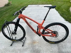 SRAM X01 Shifter. Derailleur SRAM X01 Eagle. 29” Wheelset Stans Arch MK3 Pro. RockShox Reverb Stealth 1x Remote...