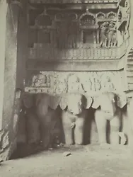 Les bas-reliefs sur les colonnes représentent des scènes de la vie du Bouddha et dautres motifs religieux. Ce...
