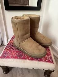 Ugg Australia Women Size 9 Beige Leather Classic Short Calf Fur Lined Boots. Some staining on exterior areas - see pics...