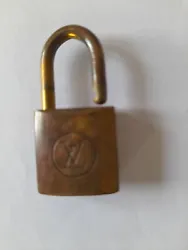 cadenas vieilli  de sac Louis Vuitton. Avec 2 clés (une ouverte en haut). Logo devant et derrière. Fonctionne