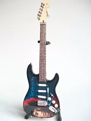 Cette guitare miniature est réalisée pour collectionneur et fans de Jimi Hendrix. Livré avec un stand ajustable dans...