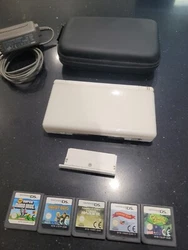 Nintendo DS Lite Console de Jeu Portable - Blanche.  Console ds lite fonctionne parfaitement   Avec housse   5 jeux...
