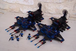 . voyez ce lot de deux espaces 6980 lego, modifiés, police, noir et bleu foncé . avec les méchants policiers armés...