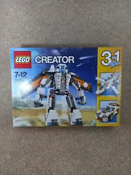 Lego 3 en 1, il y a la possibilité de construire une voiture, un robot puis un avion.