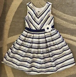 Preowned beautiful girls dress size 7 in excellent shape. No stains or tears. Perfect for church, pictures, Easter or...