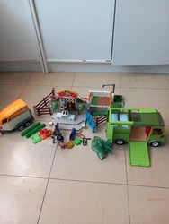 Playmobil Équitation comprenant un van , une remorque de transport et des accessoires le tout en très bon état, vous...