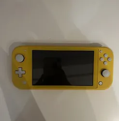 Nintendo Switch Lite Console d’occasion jaune en bon état. Vendue avec le chargeur et la boîte d’origine.