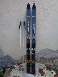 Ancien ski modèle gruneberg. Ski long 136 cm environ bâtons 104.