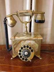 Bel objet déco en bon etat a noterjuste un eclat sur le combiné voir dernière photos. Le téléphone est assez...