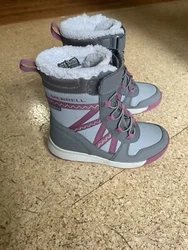 These were worn for one season. Very good condition.