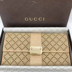 This stunning wallet from Gucci is the perfect addition to any collection. It features a beige canvas with a GG pattern...