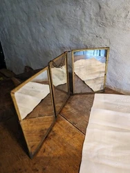 Ce superbe et ancien miroir triptyque de barbier est dans un assez bel état général. Chaque miroir fait 21 de haut...