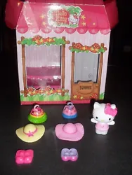 Hello Kitty summer :- boite dorigine avec devant de devanture de magasin et derrière décor plage- 1 figurine Hello...