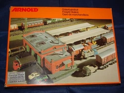 ARNOLD REF 6432. MAQUETTE GARE DE MARCHANDISES MONTER ECHELLE N.