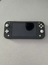 Nintendo Switch Lite de couleur grise achetée en mai 2020. Console avec un film de protection de lécran, le chargeur...