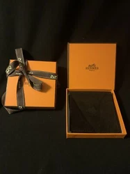 HERMÈS boîte pour bracelet, bijou avec pochon velours frappé Hermès 9/9/2cmAbsolument neuve, prêt pour offrir.I...