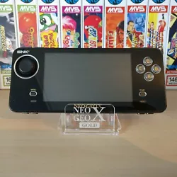 Support en acrylique transparent pour exposer votre Neo Geo X Gold. Transparent acrylic holder to display your Neo Geo...
