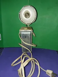 Vintage Mid Century Workbench Light. B10   Im pretty sure this is meant to be used in a workshop. Its made of a plastic...
