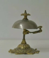 Pied en bronze, décor floral.