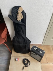 Fender Guitare + Ampli + Housse + Câble +ft-004. Bon état général, tout fonctionne voir photo aucun retour....