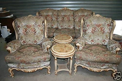 2 LARGES FAUTEUILS + 2 GUERIDONS DESSUS MARBRE. FAUTEUILS ET GUERIDONS EN BEL ETAT GENERAL. DESIGN STYLE LOUIS XV.