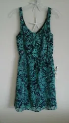 A very pretty feminine, classy dress in excellent, gently worn condition. Size small. 100% Polyester but feels very...