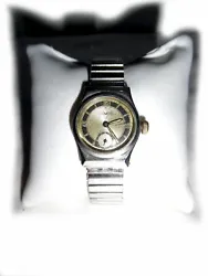 Die Uhr ist getragen, aber soweit noch im sehr guten Zustand, bedenkt man das Alter. Silber, mit schwarzem Rand, und...