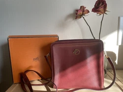 vintage hermes leather crossbody bag. Color: burgundy redLetter stamp T.S. which could be a bag from 1960s.Dimension:...