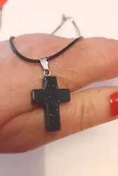 Collier croix pierre naturel porte bonheur protection bijoux fantaisie bleu nuit pailleté croix religieuse