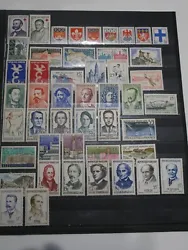 Bonne cote. On retrouve 47 timbres neufs sans charnieres. Voici un joli lot de timbres de France en vrac.