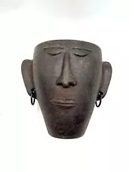 Vase ou cache pot anthropomorphe attribué aux frères Cloutier. H 25,5 cm Largeur 30 cm.
