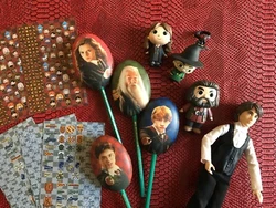 HARRY POTTER, ensemble pour collection, poupée, figurines, portes crayons, stick, jeux. cartes et pochette.