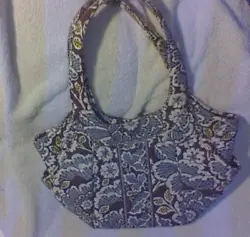     Very good condition Vera Bradley,  no tears , repairs or stains....Brown,white,gray slate blooms....size is 17